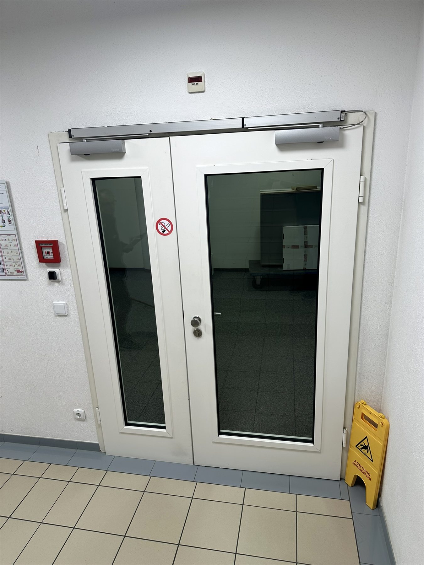 Automatische Brandschutztür weiß