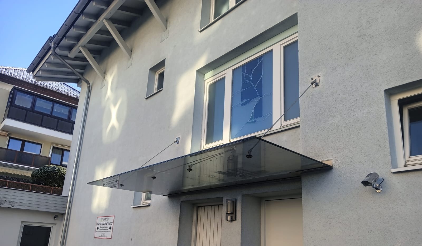 Eingangsüberdachung aus Glas