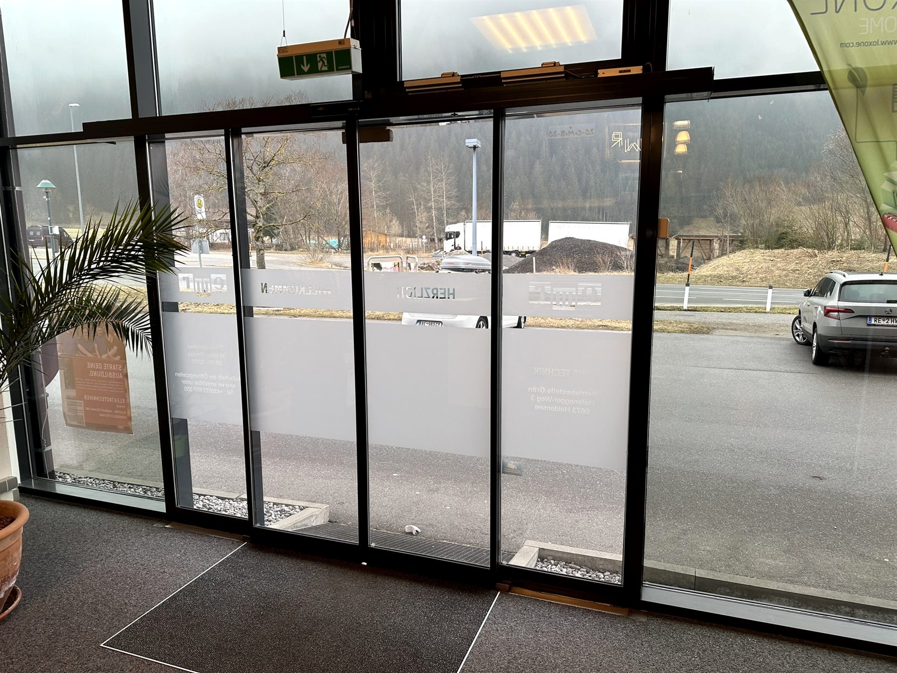 Automatische Schiebetüranlage aus Glas und Metall