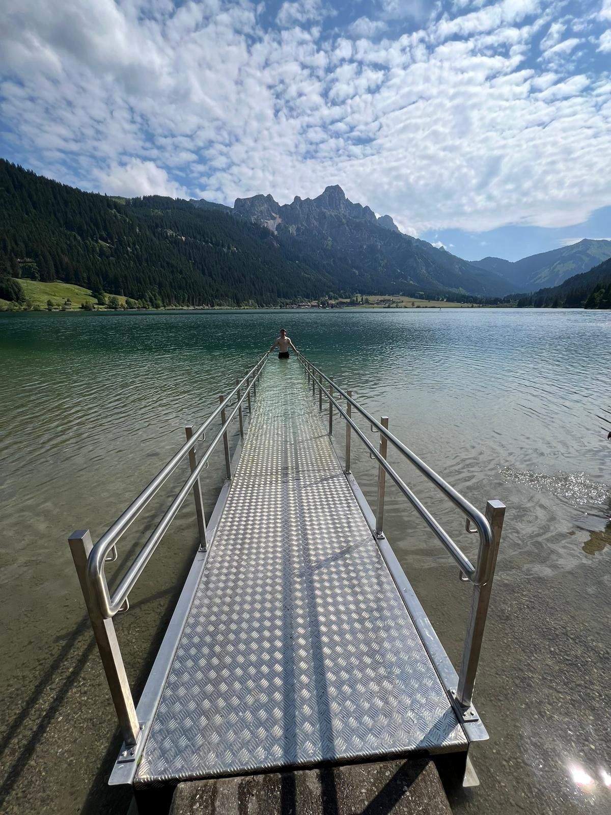 Sonderkonstruktion als Metallsteg am See